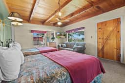 Family Sierra Cabin for 4 near Topaz Lake, Yosemite 2 Queens, Kitchen + Tub - Image 3