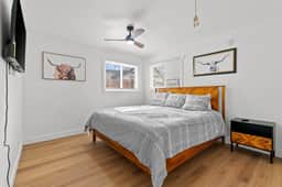 Private Eastern Sierra Home on Hwy 395, King Bed - Image 3