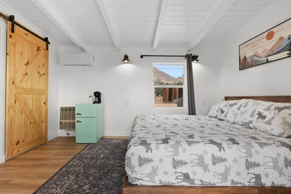 WWM 4 · 4 E. Sierra's base camp 2 Bed Suite, wifi WWM 4 - Image 2