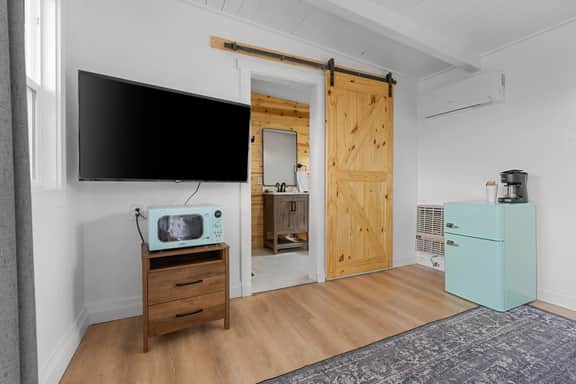 WWM 4 · 4 E. Sierra's base camp 2 Bed Suite, wifi WWM 4 - Image 3