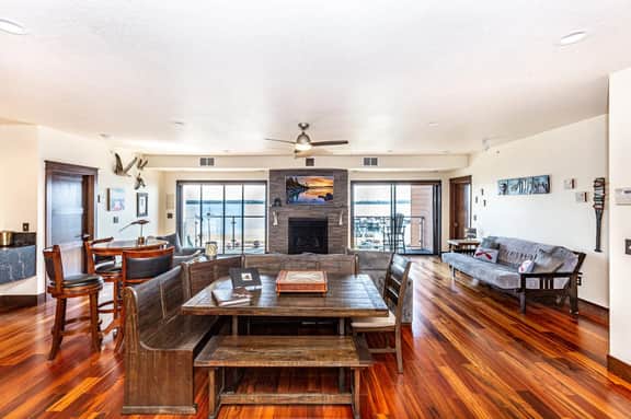 Starboard Point: Stunning Luxury Condo in the heart of DL! - Image 2