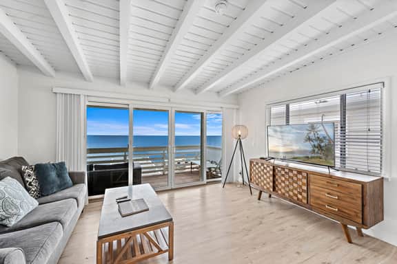 Ocean views, listen to waves, stroll to main beach SH 2 - Image 2