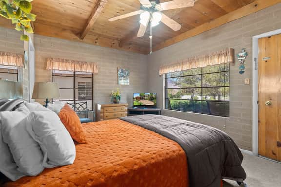 Sierra cabin for two with a cheerful retro kitchen, minutes from Topaz Lake - Image 3
