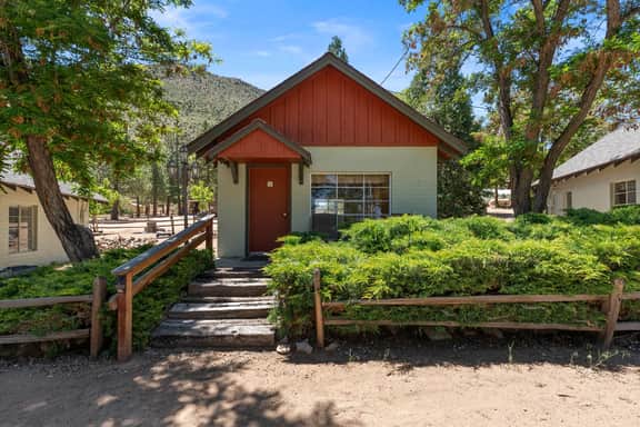 Sierra cabin for two with a cheerful retro kitchen, minutes from Topaz Lake - Image 4