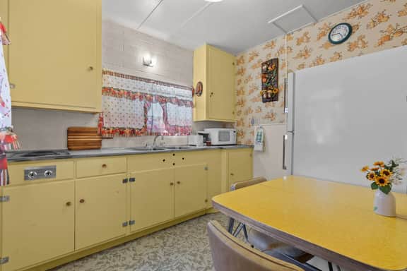 Sierra cabin for two with a cheerful retro kitchen, minutes from Topaz Lake - Image 5