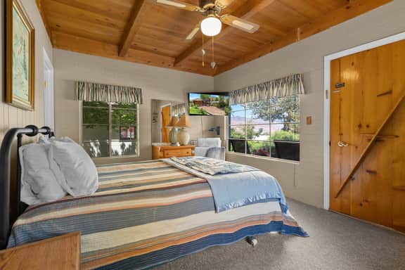 Comfortable cabin for two with full kitchen and a freshly updated bathroom, near Topaz Lake - Image 2