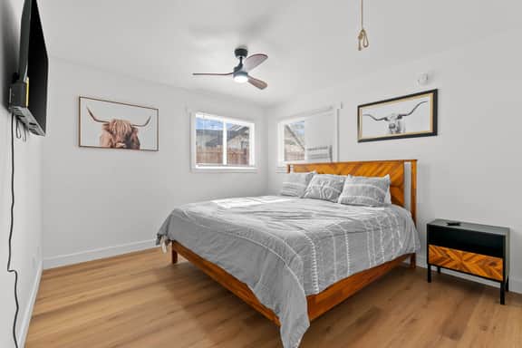 Private Eastern Sierra Home on Hwy 395, King Bed - Image 3
