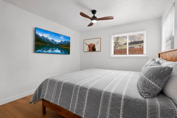 Private Eastern Sierra Home on Hwy 395, King Bed - Image 4