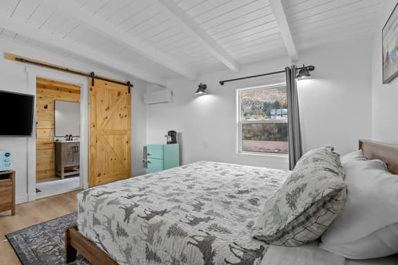 WWM 4 · 4 E. Sierra's base camp 2 Bed Suite, wifi WWM 4 - Image 1