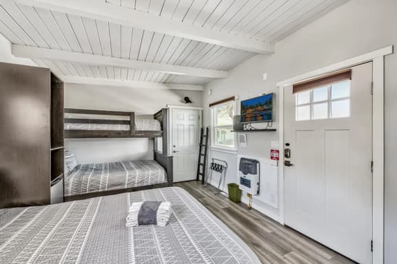 WWM 10 · 10 Family Adventure bunk suite, explore, relax - Image 1
