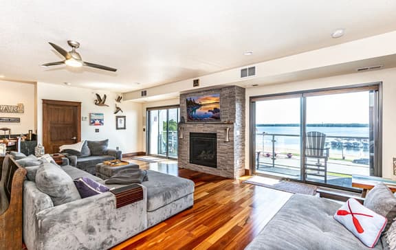 Starboard Point: Stunning Luxury Condo in the heart of DL! - Image 1