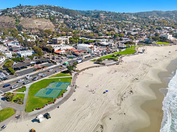 Ocean views, listen to waves, stroll to main beach SH 2 - Image 1