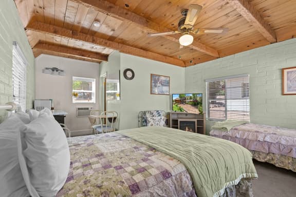 Cozy standalone cabin with fireplace and porch, minutes from Topaz Lake and the Walker River - Image 1