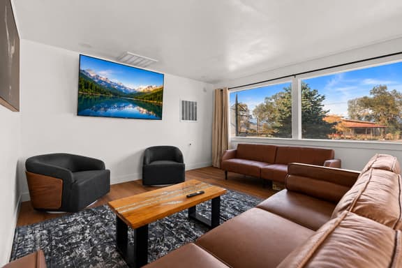 Private Eastern Sierra Home on Hwy 395, King Bed - Image 1