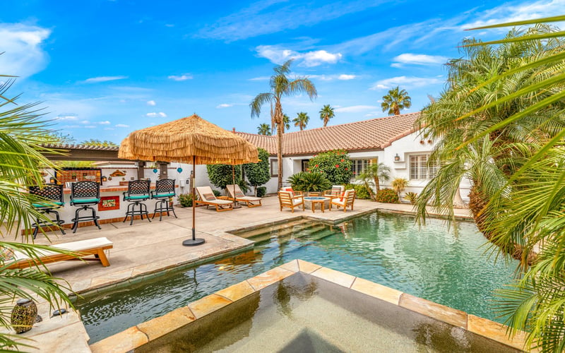 La Quinta pool and outdoor bar